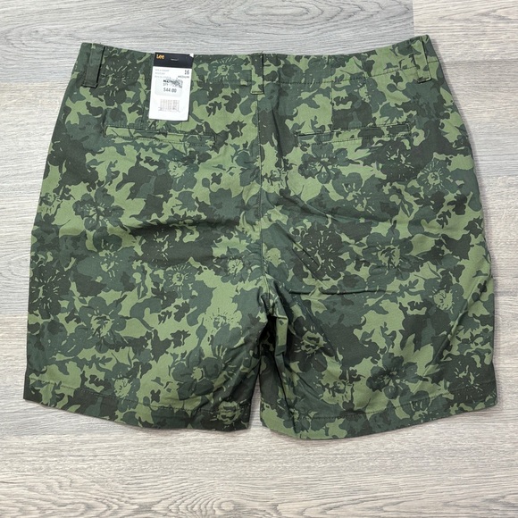 Lee Green Floral Camo Mid-Rise Walking Shorts - size 16 NWT - Picture 7 of 8